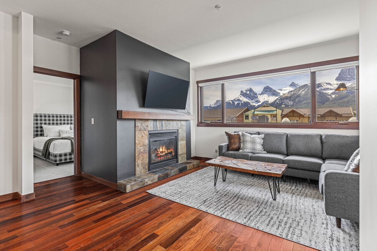 Smart TV, fireplace