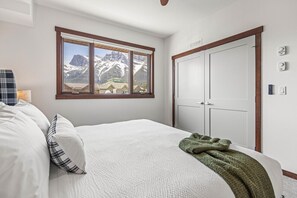 2 bedrooms, iron/ironing board, travel crib, free WiFi