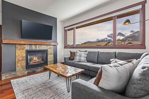 Smart TV, fireplace