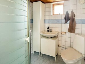House | Bathroom - 8 Person Holiday Home in Astol (Roennaeng)