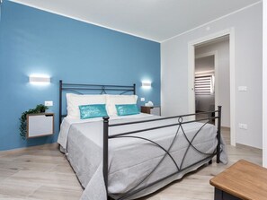 4 عدّة غرف نوم وطراز فريد لكل وحدة ومكواة/لوح كي وملاءات أسرّة