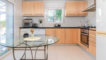 Een koelkast, een magnetron, een oven, een kookplaat