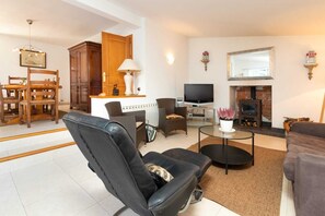 Smart TV, fireplace, DVD player