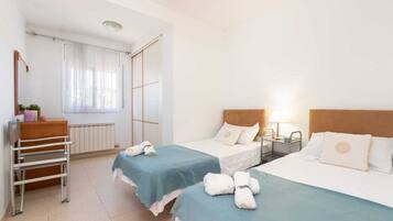 4 bedrooms, iron/ironing board, WiFi, bed sheets
