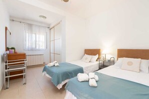 4 bedrooms, iron/ironing board, WiFi, bed sheets