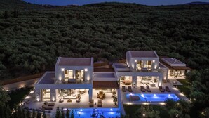 Una villa moderna con piscina, varias habitaciones y un patio.