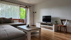 Living area - Idyllische Wohnung mit Balkon, 200 Meter zum Bodensee (Immenstaad am Bodensee)