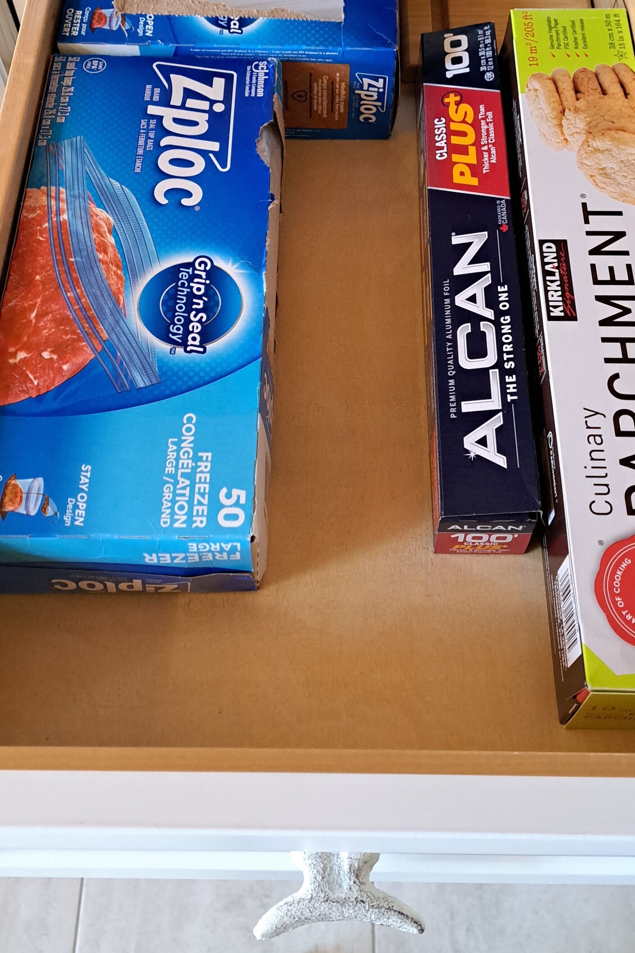 Laatikossa oli erilaisia keittiötarvikkeita, kuten Ziploc-pakastuspusseja, Alcan-alumiinifoliota ja pakkaus Culinary Banchment -mausteita.