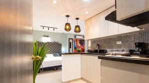 Deluxe Triple Room, 1 Queen Bed with Sofa bed | Private kitchen - PARK 42 APARTASUITE (Medellín)