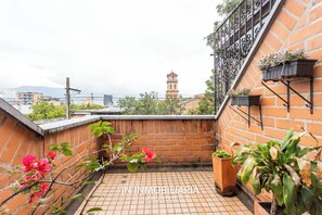 Comfort-Doppelzimmer, Stadtblick | Terrasse/Patio