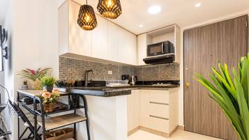 Deluxe Triple Room, 1 Queen Bed with Sofa bed | Private kitchen | Fridge, microwave, cookware/dishes/utensils