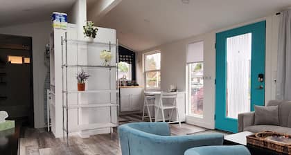 Come and explore the PNW! Quiet & comfy, 1GB web, near and central location.