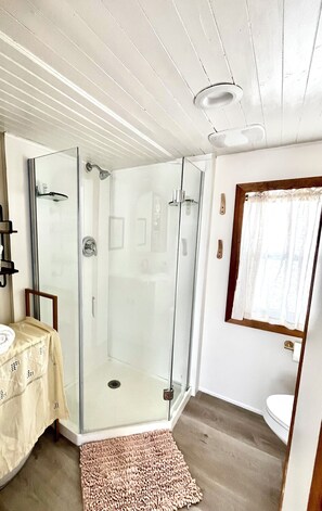 Toalhas de banho, sabonete, shampoo, papel higiênico