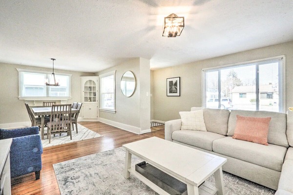 Spacious sectional sofa, open floorplan, beautiful dining room.