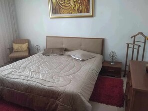 1 sovrum, skrivbord, strykjärn/strykbräda och gratis wi-fi