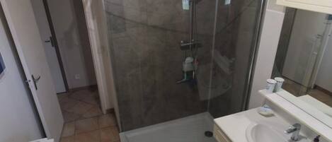 Douche, sèche-cheveux, serviettes fournies