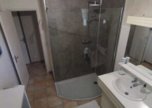 Dusj, hårføner og håndklær