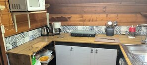 Réfrigérateur, four à micro-ondes, surface de cuisson, cafetière-théière