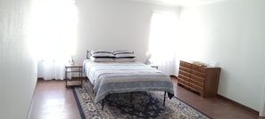 3 bedrooms, iron/ironing board, WiFi (free), bed sheets