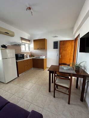 Fridge, oven, electric kettle, toaster - Alia Di Rodi 2 (Afantou)