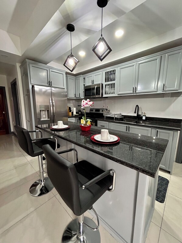 Private kitchen - Enzo’s Suite Escape - 5 Mins from Bob Marley Museum (Kingston)