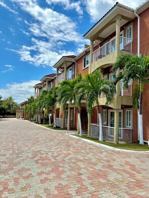 Exterior - Enzo’s Suite Escape - 5 Mins from Bob Marley Museum (Kingston)