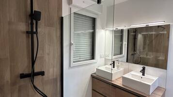 Douche, sĂšche-cheveux, serviettes fournies, papier toilette