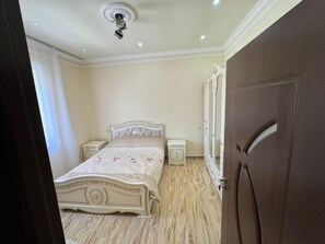 3 bedrooms, iron/ironing board, WiFi, bed sheets - Cozy Home, remodeled 3bedroom. (Yerevan)