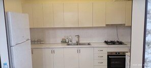 Fridge, oven, stovetop, coffee/tea maker