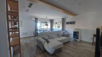 Een smart-tv en een open haard