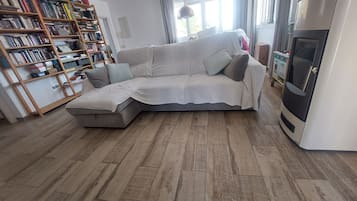 Een smart-tv en een open haard