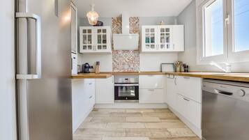 Refrigerador, microondas, horno y parrilla de estufa