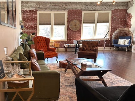 Smart TV, foosball, books, stereo. Guest Favorite! Spacious Loft Overlooking NC Transportation Museum