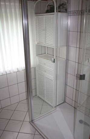 House | Bathroom | Free toiletries - Antonia Comfortable Holiday Residence (Witzenhausen)