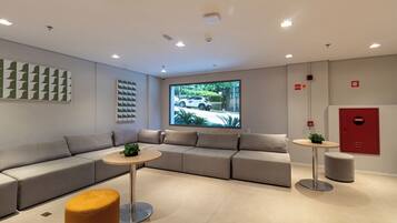 Área de estar no saguão