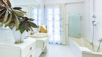 Jetted tub, hair dryer, bidet, towels