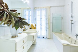 Whirlpool, Haartrockner, Bidet, Handtücher