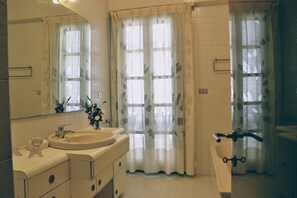 Jetted bath, hair dryer, bidet, towels