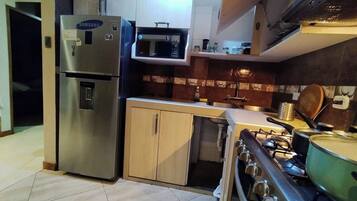 Réfrigérateur, micro-ondes, four, bouilloire électrique