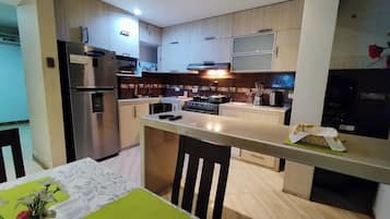 Refrigerador, microondas, horno y tetera eléctrica