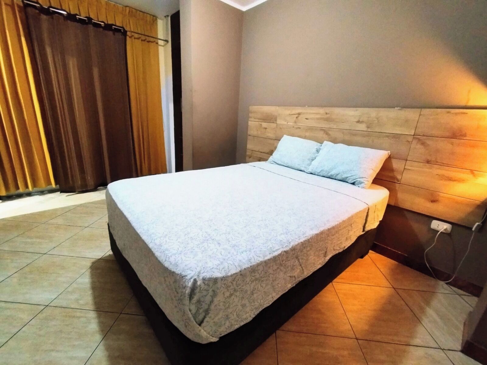 2 habitaciones, escritorio, tabla de planchar con plancha y wifi gratis 