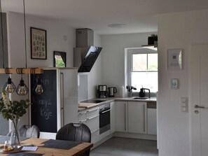 House | Private kitchen | Oven, electric kettle, toaster - Konnyskoje Modern Retreat (Krummhoern)