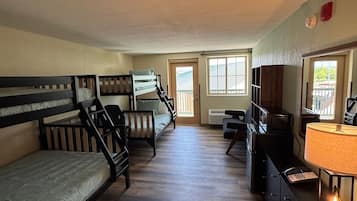Suite familiar | Tabla de planchar con plancha, wifi gratis y ropa de cama