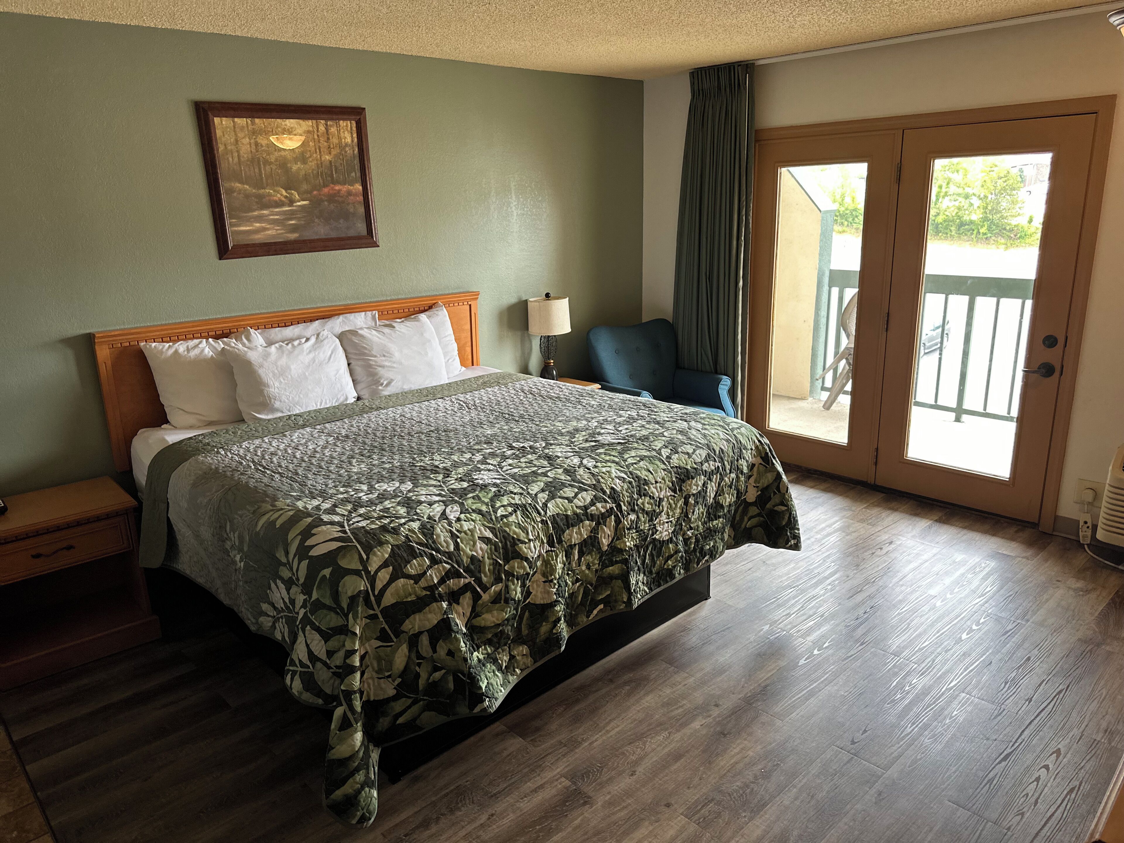 Habitación individual estándar, 1 cama King size, para no fumadores, balcón | Tabla de planchar con plancha, wifi gratis y ropa de cama 