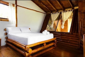 Caja de seguridad en la habitación y espacio para trabajar con laptop