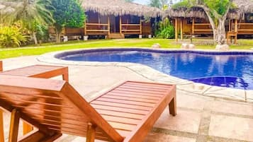 Piscine extérieure, chaises longues