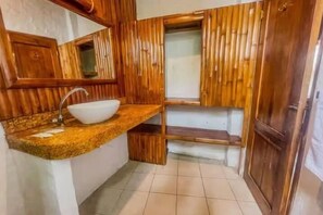 Classic-Doppelzimmer, Balkon, Gartenblick | Badezimmer | Seife, Shampoo, Toilettenpapier