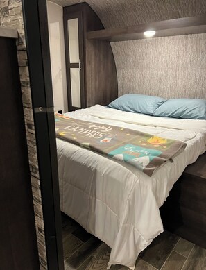 2 bedrooms, free WiFi, bed sheets - RV Rental Great for Familes w/ Bunkroom!! Across from BEACH (Bolivar Peninsula)