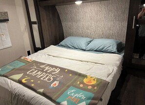 2 عدّة غرف نوم وواي فاي مجانًا وملاءات أسرّة