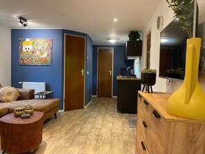 Chalet | Living room - Atmospheric Chalet Near the Wadden Sea (Tzummarum)